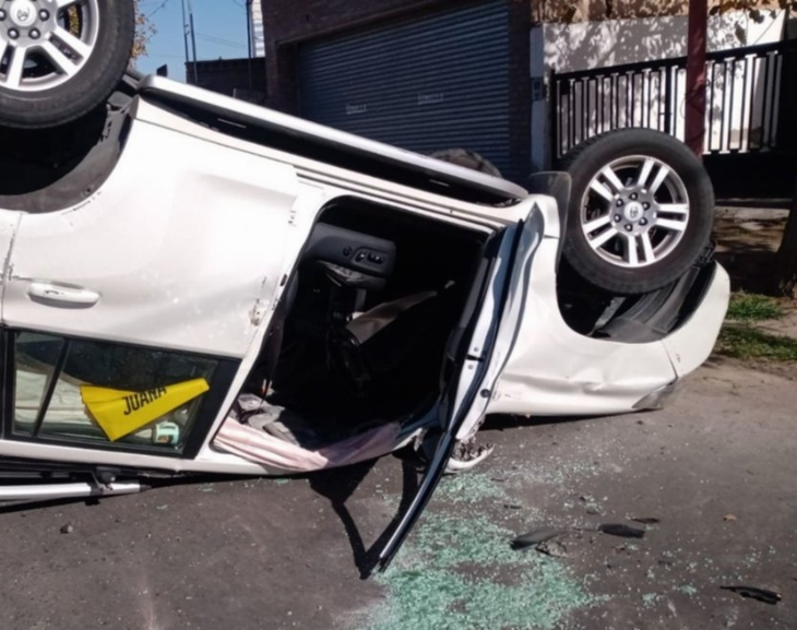 ¡Terrible! Triple choque en Concepción con un auto volcado y gente ilesa
