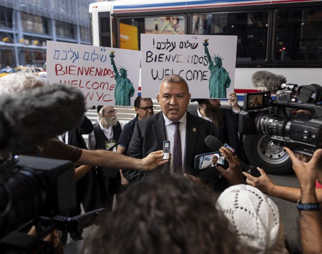 Nueva York recibe una ola récord de inmigrantes y desata polémica