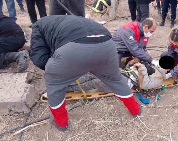 Lograron rescatar hombre que cayó a un pozo en Pocito