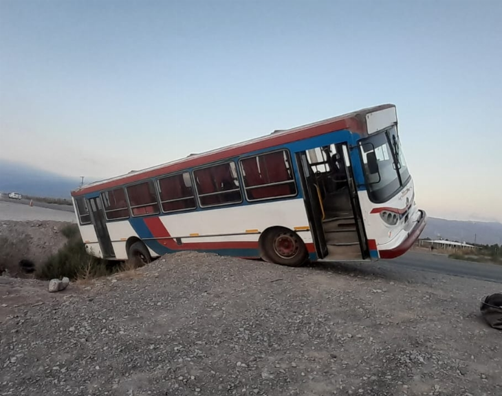 Un colectivo quedó atrapado en un desagüe 