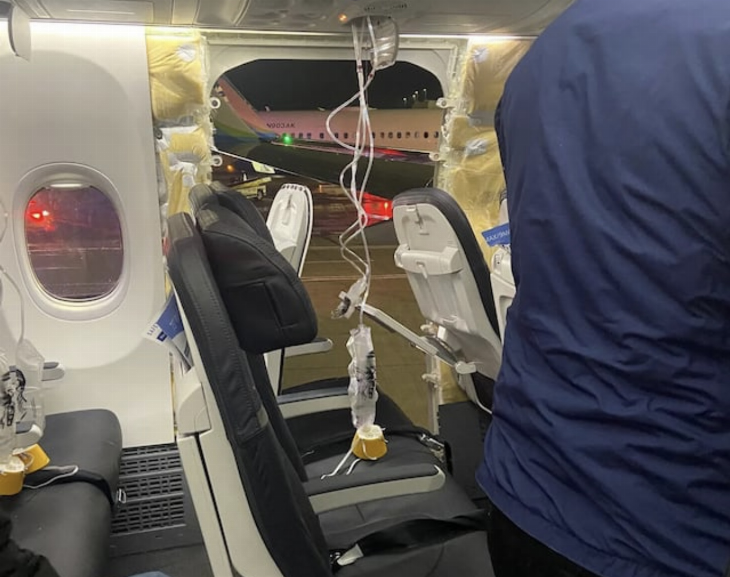 Un Boeing 737-9 de Alaska Airlines perdió una ventana en pleno vuelo