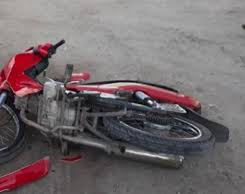 Circulaban en moto, pisaron un pozo, cayeron y uno murió 