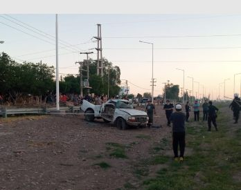 A los tumbos, se accidentó un conductor en la ruta 40 y terminó en el hospital