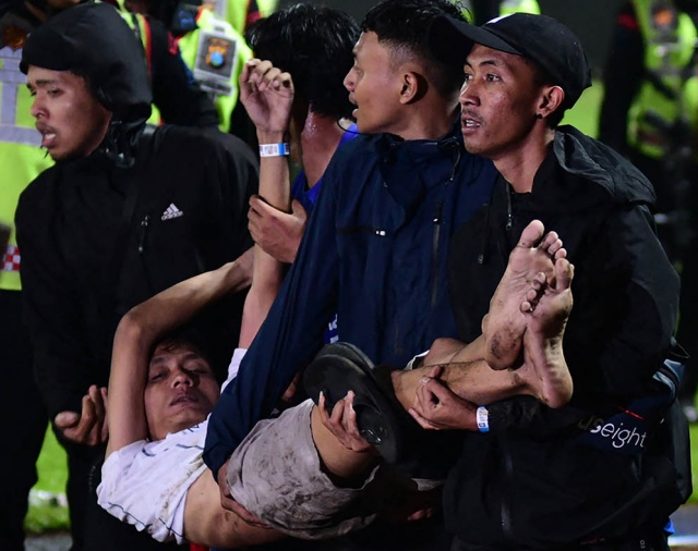 Tragedia en el fútbol de Indonesia: al menos 125 muertos y 300 heridos en una estampida