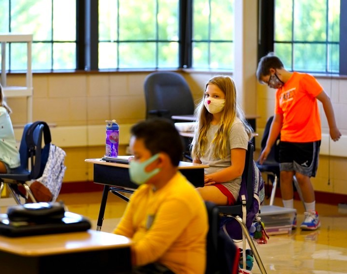 En Estados Unidos, los alumnos y profesores vacunados, podrán dejar de usar barbijo en las aulas 