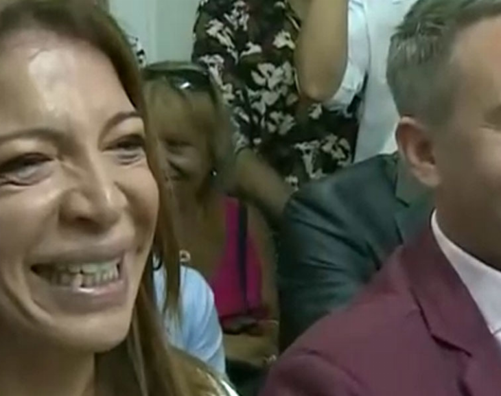 La divertida boda de Lizy Tagliani: invitados de lujo, auto antiguo y camino de velas