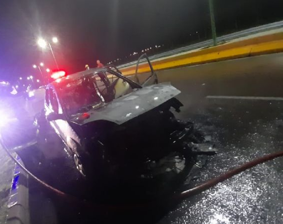 En plena calle, un auto se prendió fuego
