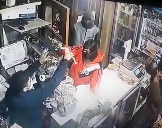 A punta de pistola, robaron $200.000 de una pollería y huyeron