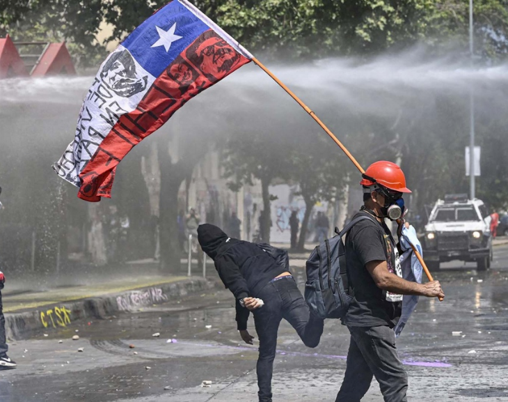 50 detenidos y 28 heridos durante las protestas por el tercer aniversario del estallido social en Chile
