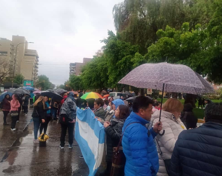 Autoconvocados pese a la lluvia 