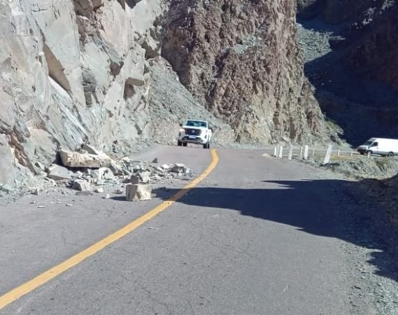 El zonda generó desprendimiento de rocas en la Ruta 150
