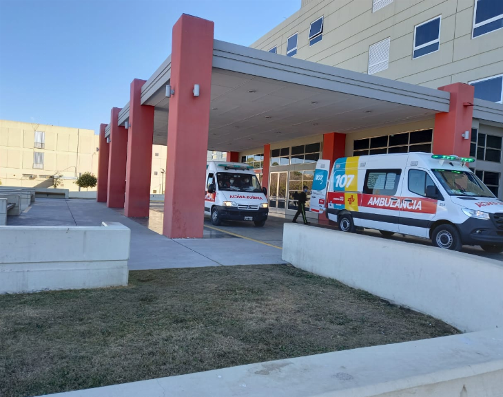 Manejaba en moto con sus tres hijos y chocaron contra un auto