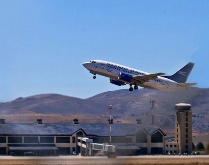 Bariloche: se olvidaron a un egresado que se quedó dormido en el aeropuerto