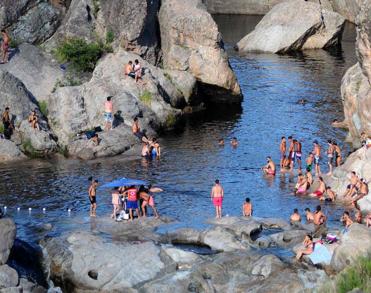 Le pidió a su pareja que le sacara una foto haciendo un clavado y al salir del agua murió