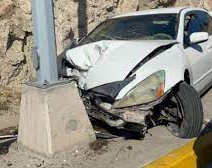 Perdió el control de su auto y chocó contra un poste de luz