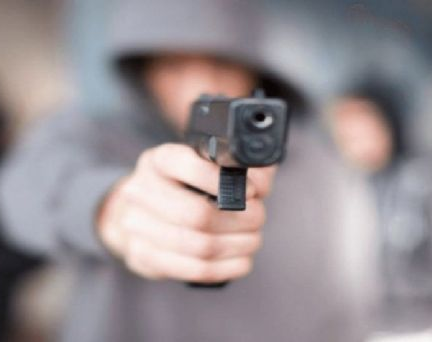 Asaltó a 2 familias, robó pertenencias y dejó un herido