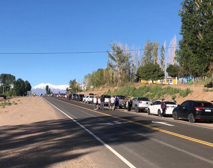 Hacia Chile: tres horas de cola y 1 kilómetro de fila 