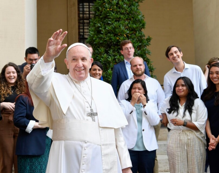 Mientras la Iglesia ostenta propiedades millonarias, el papa Francisco las considera un 