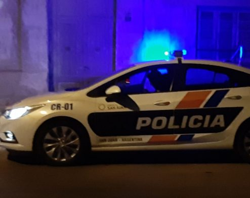 Estaba ebrio,  chocó con otro y lo amenazó con un cuchillo.