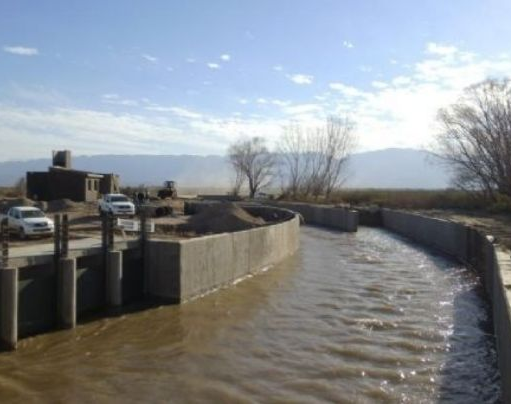 Refuerzan la seguridad en diferentes canales de riego para evitar daños y bañistas