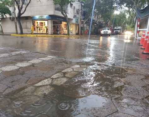 Por la lluvia, tuvieron que asistir a 45 hogares 