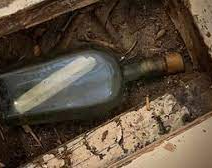 Halló una botella con un mensaje de hace 135 años bajo su casa