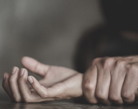 Piden 18 años de pena a un pintor que violó durante años a su hija 