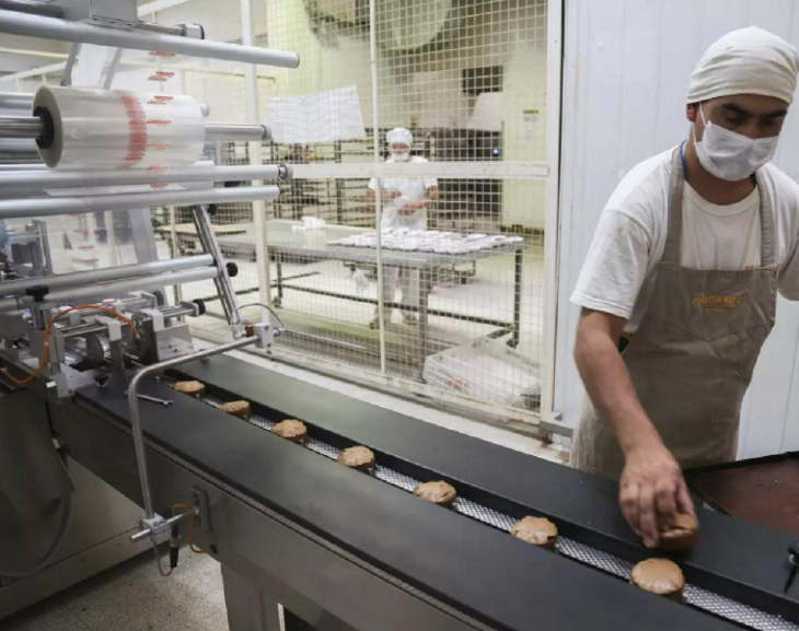 Multarán a las empresas que no paguen el bono y habrá restricciones para comprar dólares