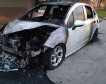 Sacó su auto del taller, lo hizo arrancar y se le prendió fuego
