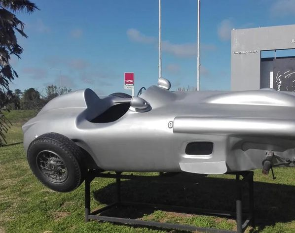Lo que faltaba: ¿Se robaron las ruedas de la legandaria "Flecha de Plata" de Fangio?