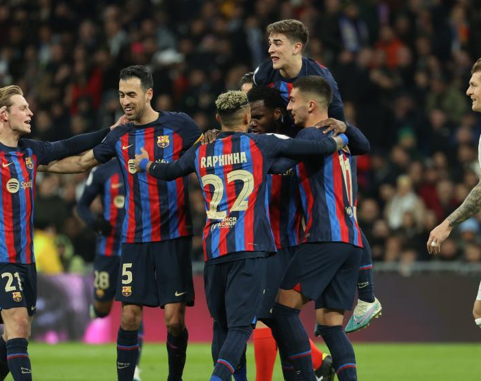 El Barcelona, con lo justo, le ganó al Real de visitante y espera en su casa