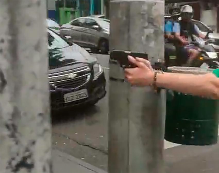 Una diputada bolsonarista fue filmada con un arma en San Pablo persiguiendo a lulistas