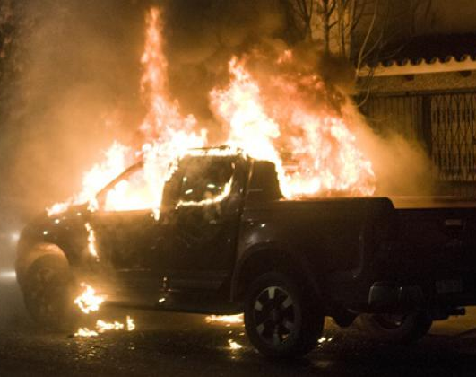 Una falla en la batería generó el incendio completo de una camioneta