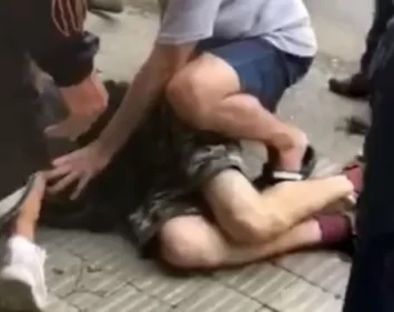 Vecinos atrapan y casi linchan a un motochorro de 16 años en Capital