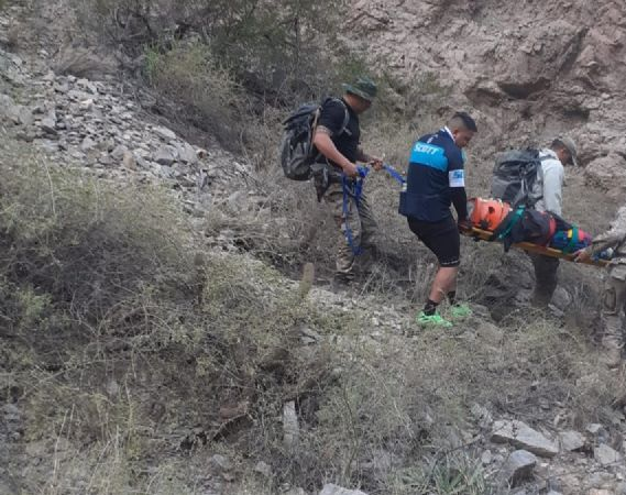 Hacía trekking, resbaló, cayó y debió ser rescatada por la Policía