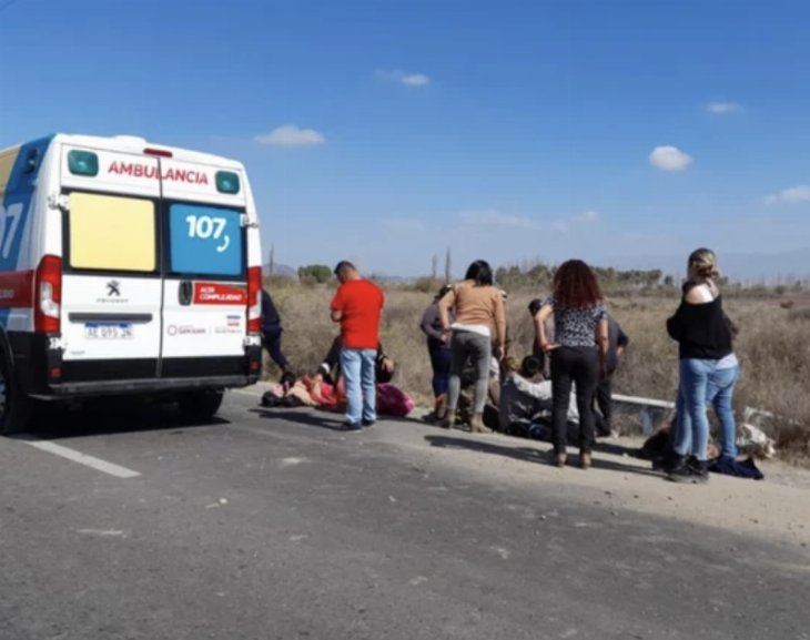 Un fuerte choque entre una combi y un automóvil dejó internadas a 8 personas 