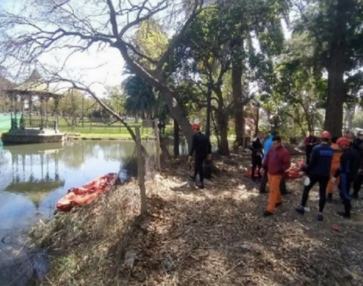 Hallan el cuerpo de un hombre flotando en los Lagos de Palermo
