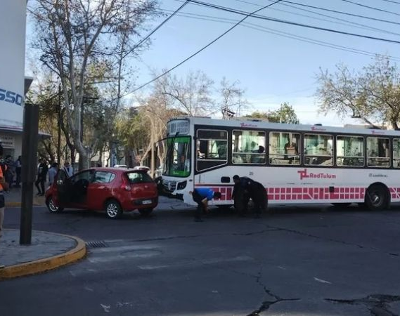 Tras el choque de un auto y un colectivo, una embarazada quedó internada