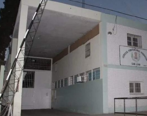 Dos grupos de presos se enfrentaron en el penal y a un reo le partieron la cabeza