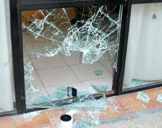 Rompió una ventana de un ladrillazo y quiso robarse un celular