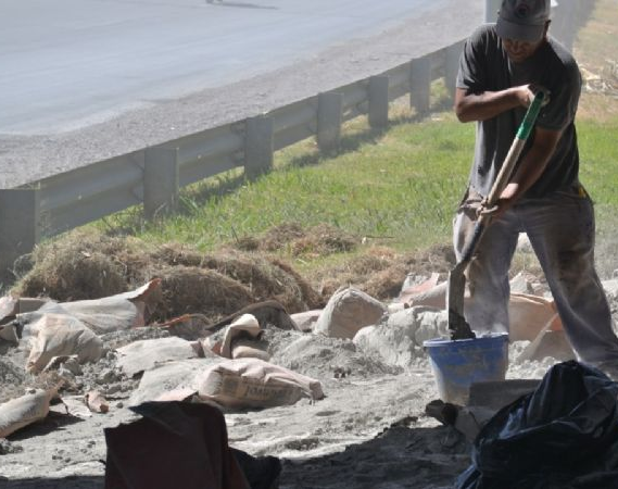 Una camioneta cargada con bolsas de cemento volcó en Circunvalación