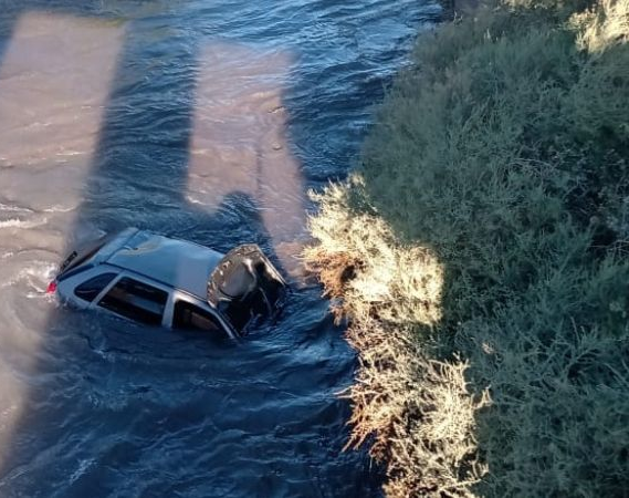 Cayeron en un auto al canal y encontraron el vehículo un día después