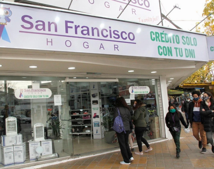 Rompieron la vidriera de un local y robaron diversos productos 