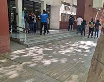 Murió en la escuela de su hija cuando la acompañaba a rendir 