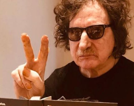 Charly García recibió el alta médica y compartió una foto desde su casa
