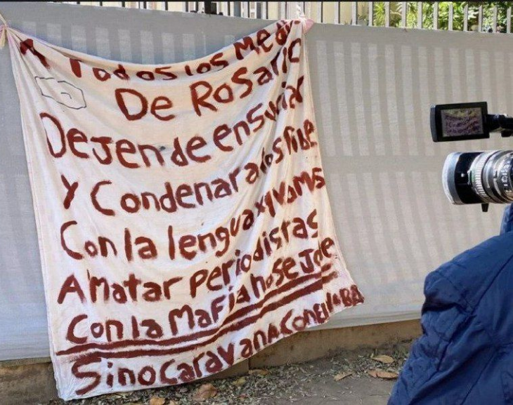 Cuelgan carteles amenazantes en Telefé Rosario: "Vamos a matar periodistas"