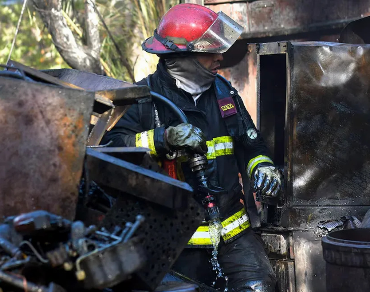 Explotó una estufa mientras dormía una familia: un hombre está en grave estado