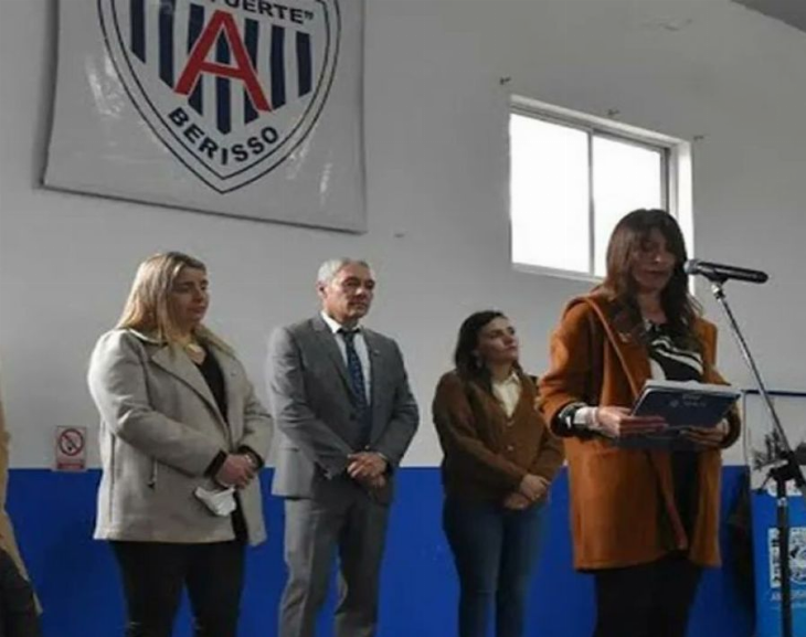 Abuchearon a una funcionaria de Educación que dio un discurso en idioma inclusivo