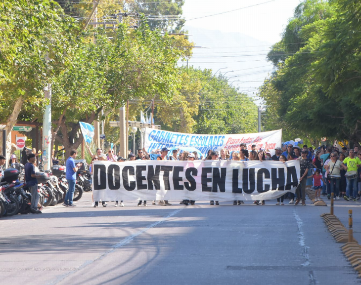 Docentes autoconvocados decidieron continuar con el paro este jueves