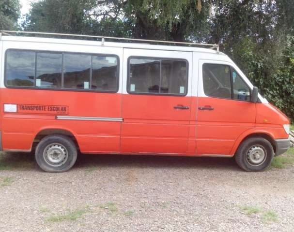 Con cinco niños a bordo, le dio una convulsión y terminó chocando en una plaza